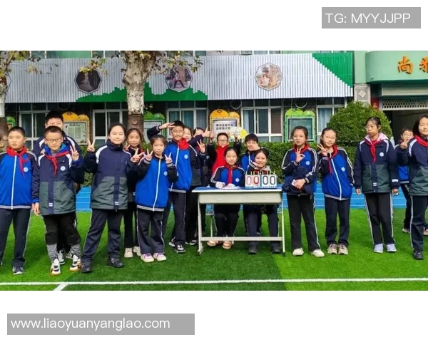 足球明星签名与小孩合影的温馨瞬间展现梦想与激情