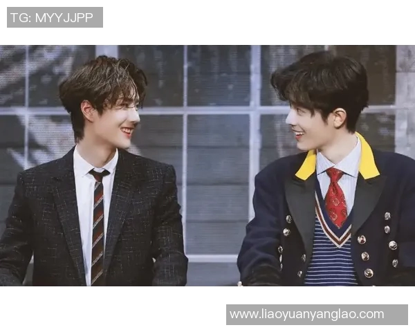 肖战与足球明星同框对比图展现运动魅力与时尚风采